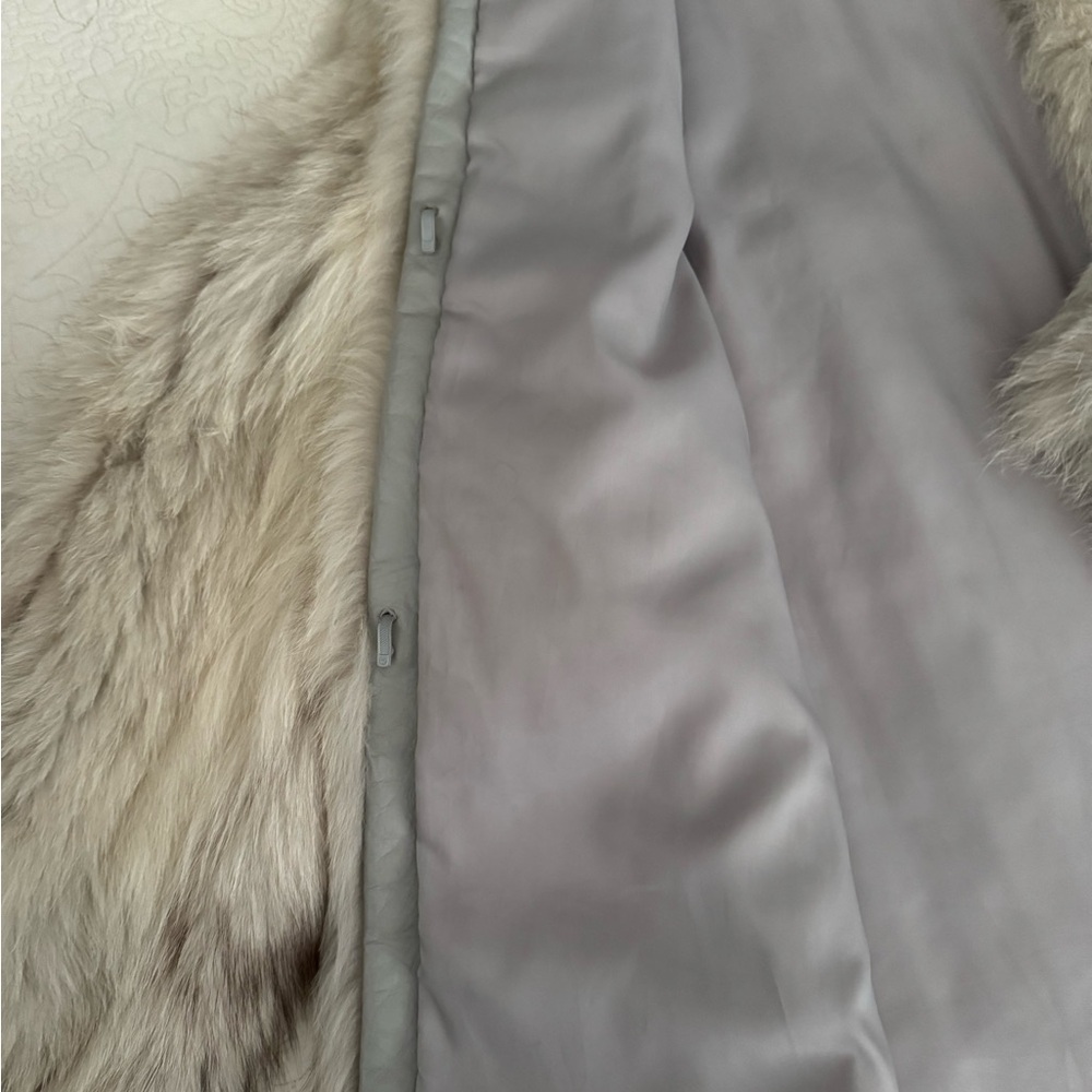 Beautiful Vintage Silver Fox Fur Coat by Saga - Picture 8 of 10